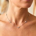 Collier en Zirconium Encastré en Forme de Fleur