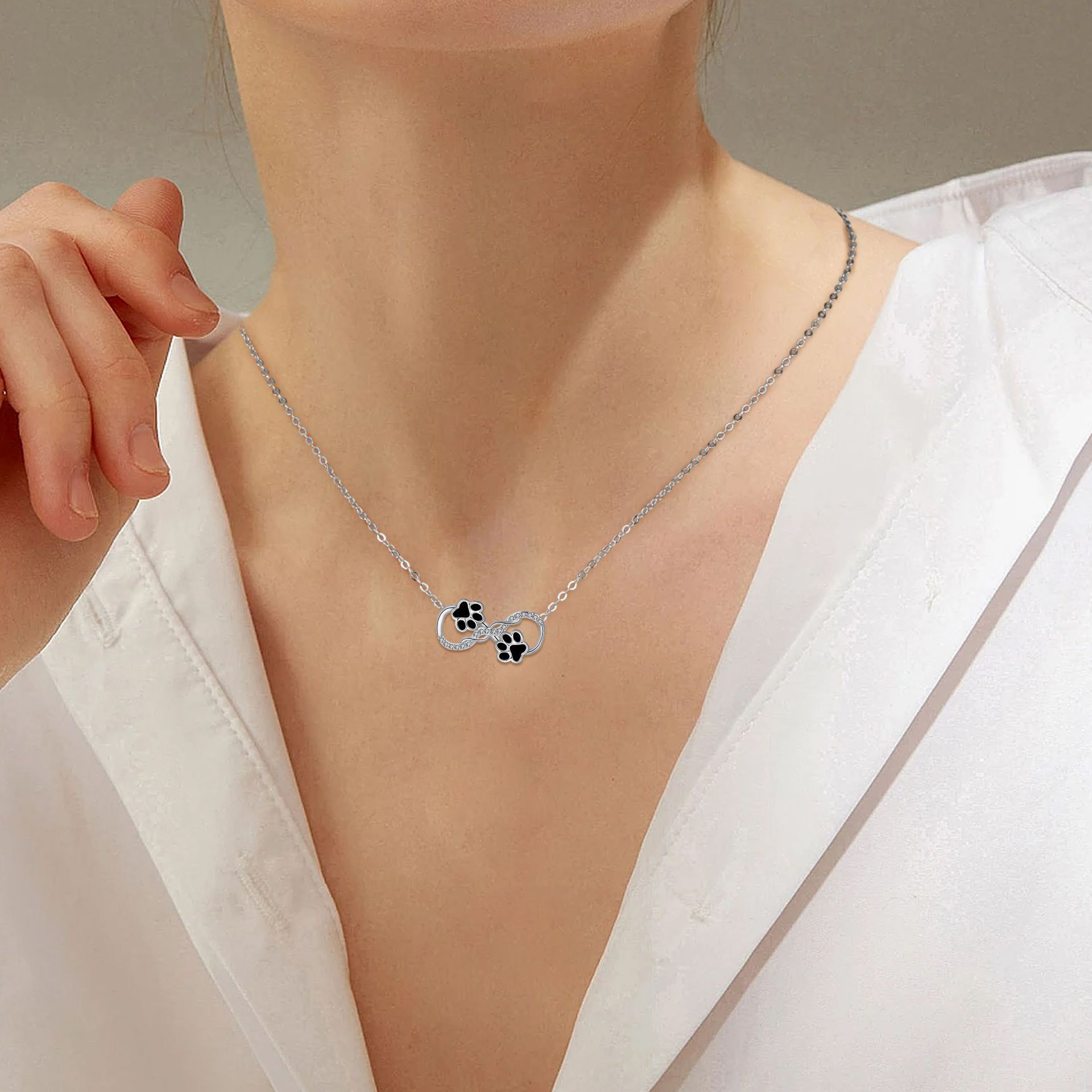 Collier Symbole d'Infini avec Zirconia - Design Suspendu
