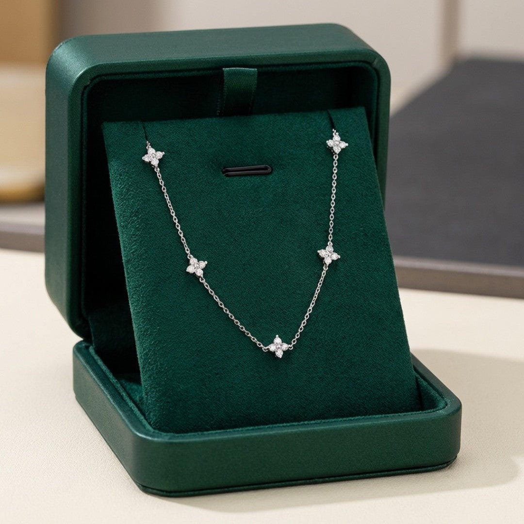 Collier en Zirconium Encastré en Forme de Fleur