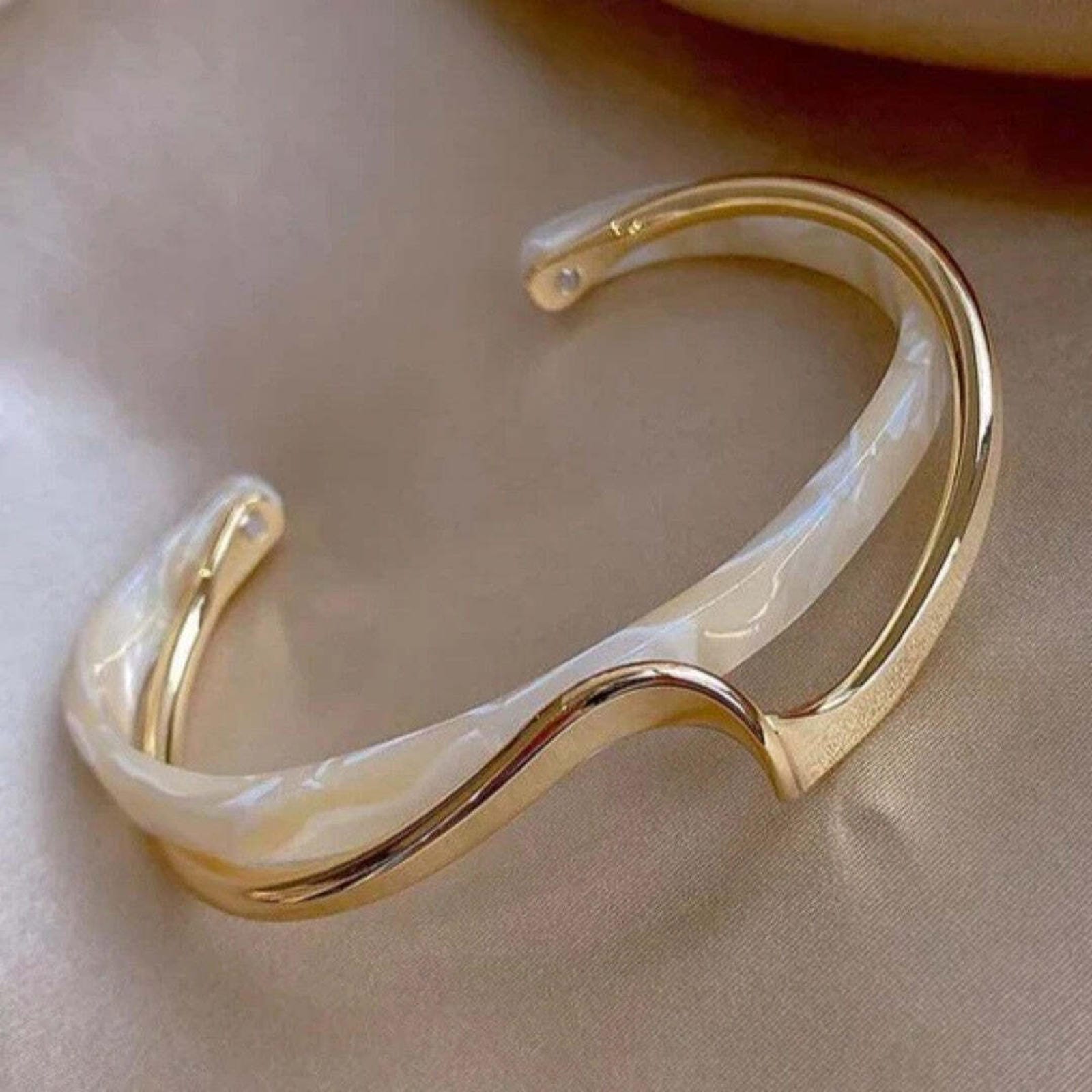 Bracelet en Or Opalin avec Brillance Douce