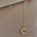 Collier Suspendu Élégant en Or avec Diamants Simulés