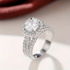 Bague de Déclaration avec Halo de Pavé en Forme de Coussin