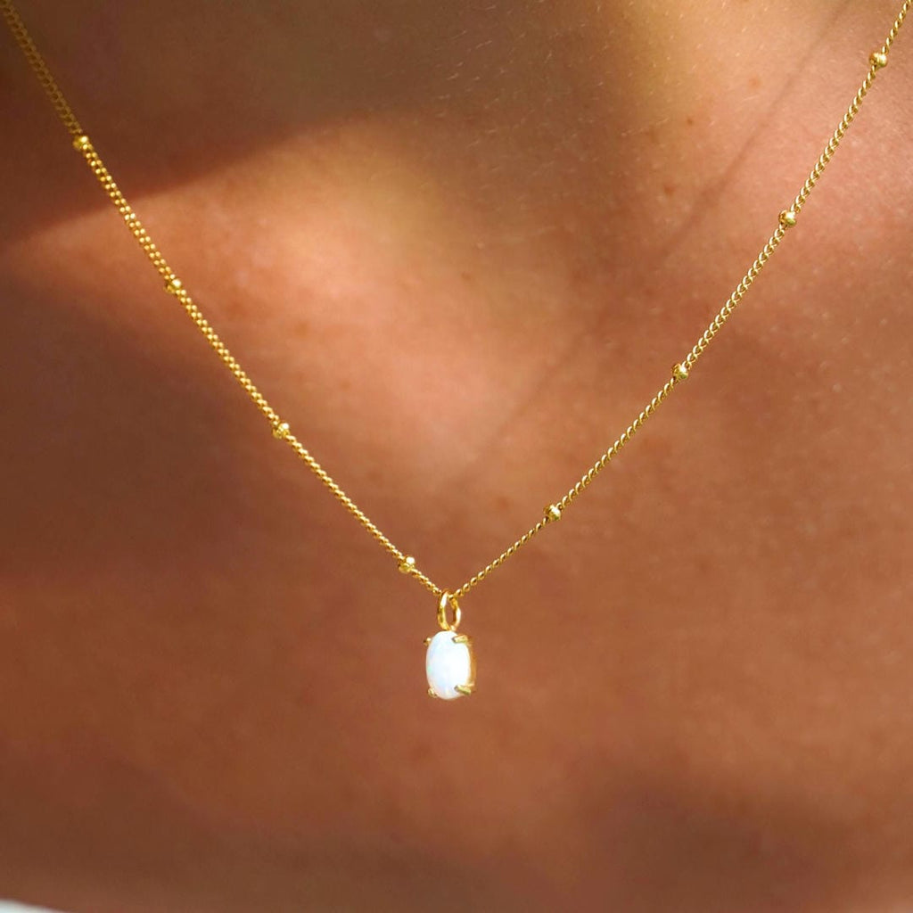 Marion | Collier en perles dorées avec pendentif en opale
