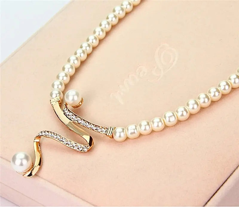 Ensemble de Bijoux en Perles Naturelles : Collier et Boucles d'Oreilles