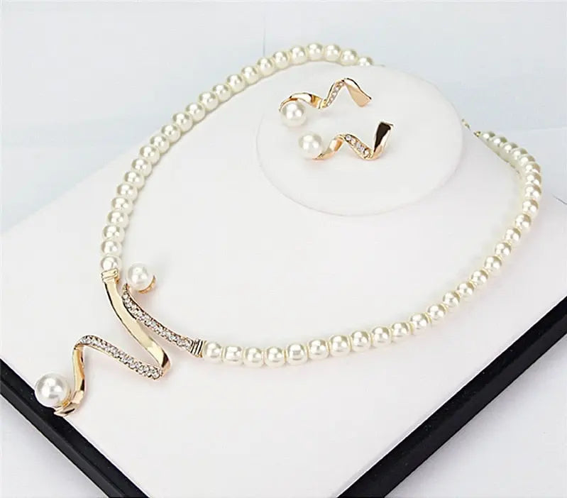 Ensemble de Bijoux en Perles Naturelles : Collier et Boucles d'Oreilles