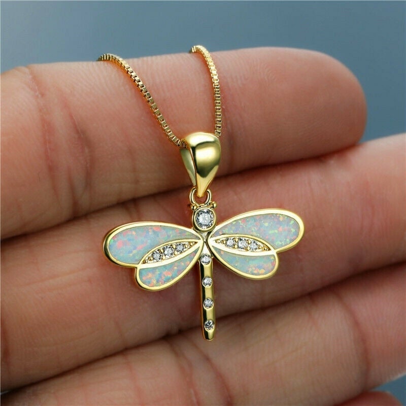 Collier Sophistiqué avec Pendentif Libellule en Or et Opale Bleue