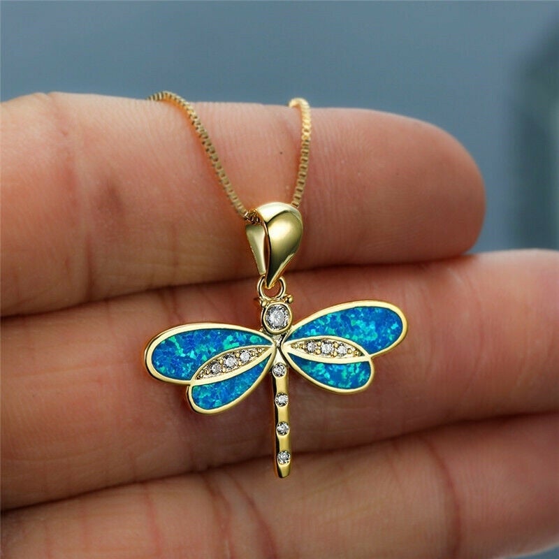 Collier Sophistiqué avec Pendentif Libellule en Or et Opale Bleue