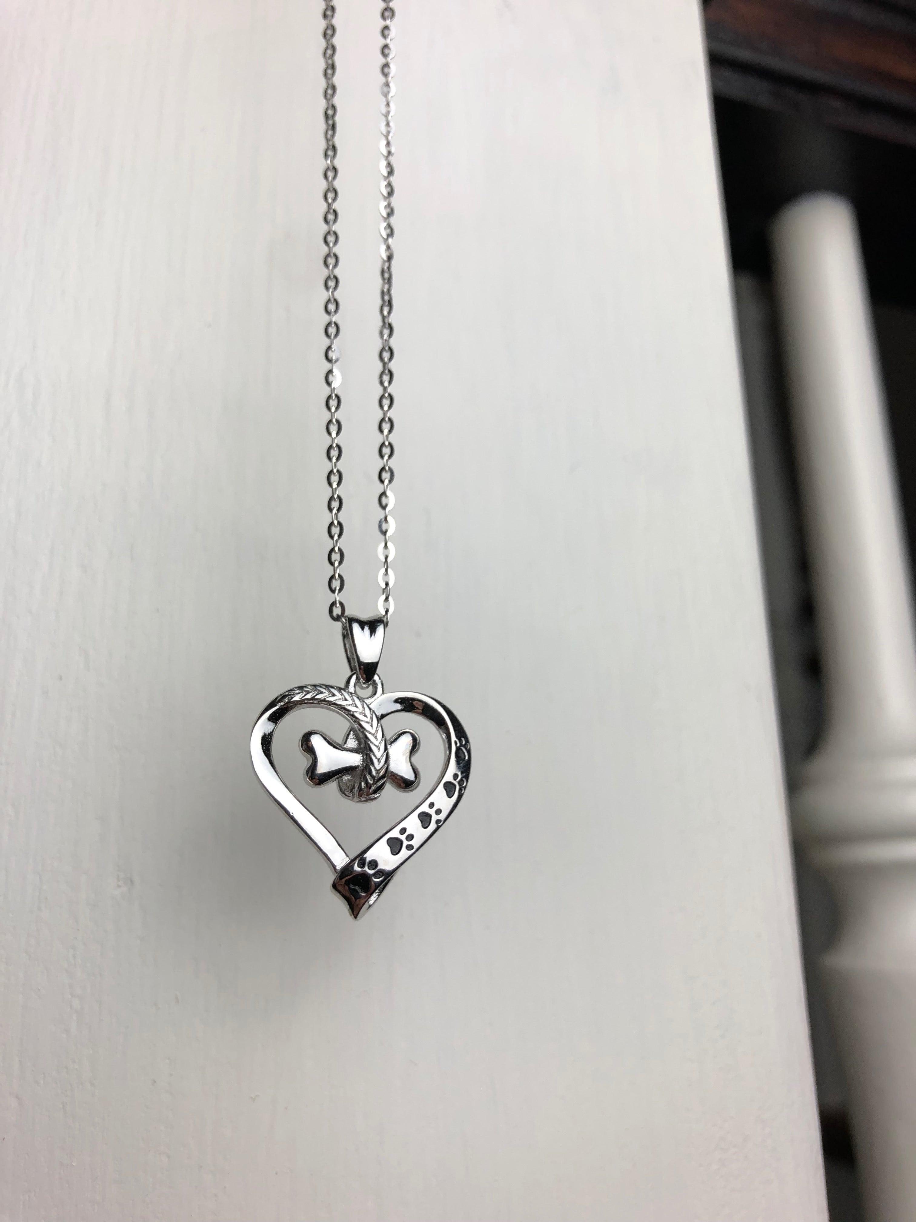 Collier en acier inoxydable avec empreinte de patte de chien et cœur