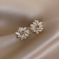 Boucles d'Oreilles Florales en Opale Blanche