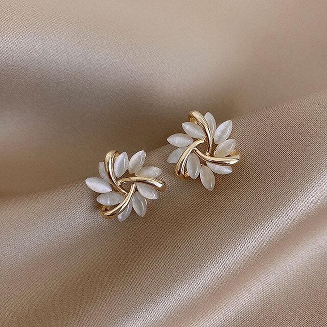 Boucles d'Oreilles Florales en Opale Blanche