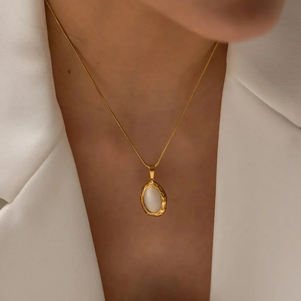 Collier opale œil de chat oval en or