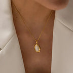 Collier opale œil de chat oval en or