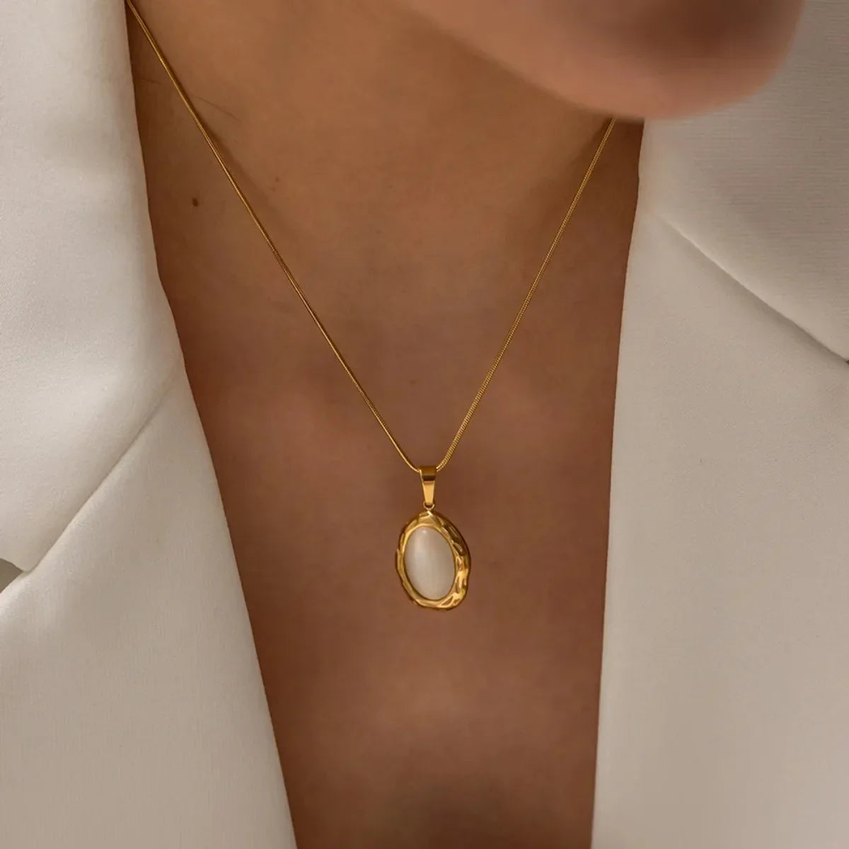 Collier opale œil de chat oval en or