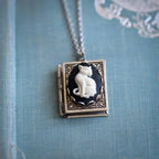 Collier Pendentif Retro Kattbok – Design de Page Rotative