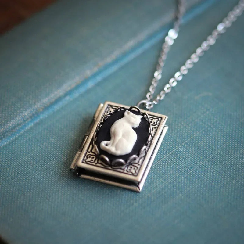 Collier Pendentif Retro Kattbok – Design de Page Rotative