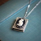 Collier Pendentif Retro Kattbok – Design de Page Rotative