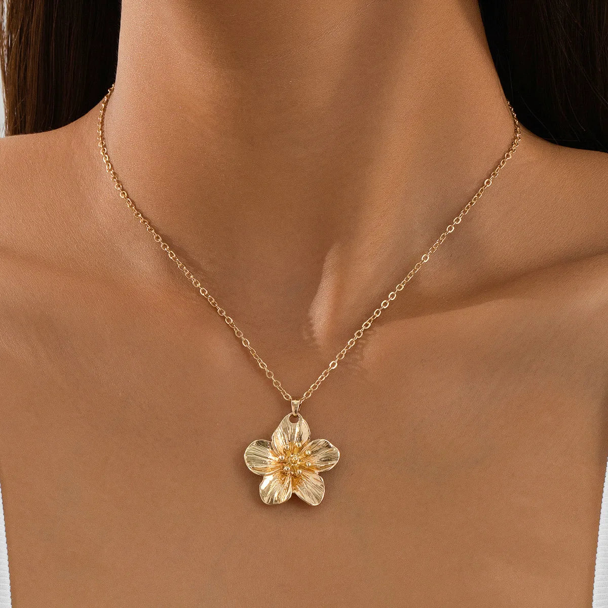 Collier élégant suspendu avec fleur en métal