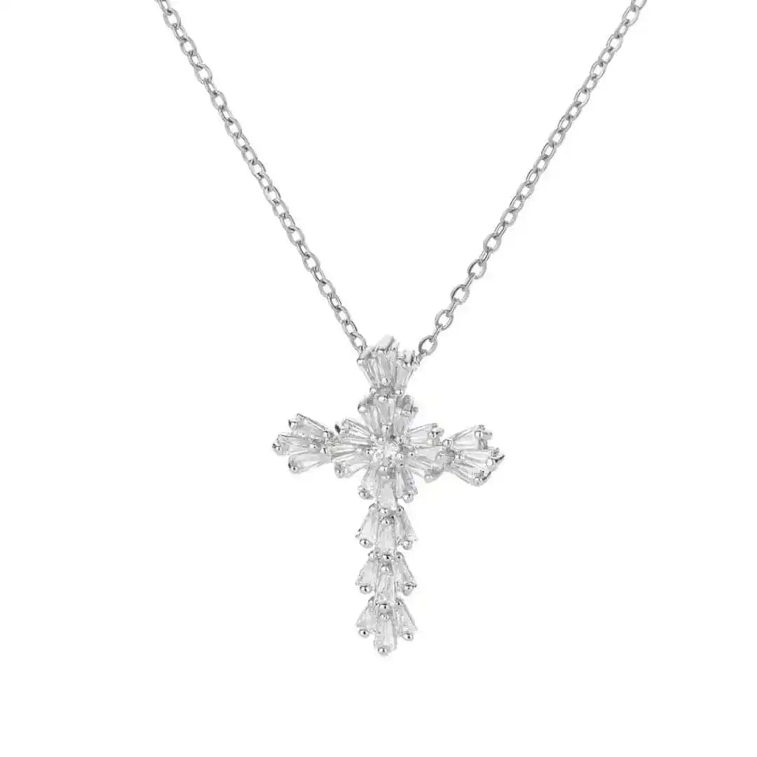 Collier de Croix en Zirconium Argenté Intemporel