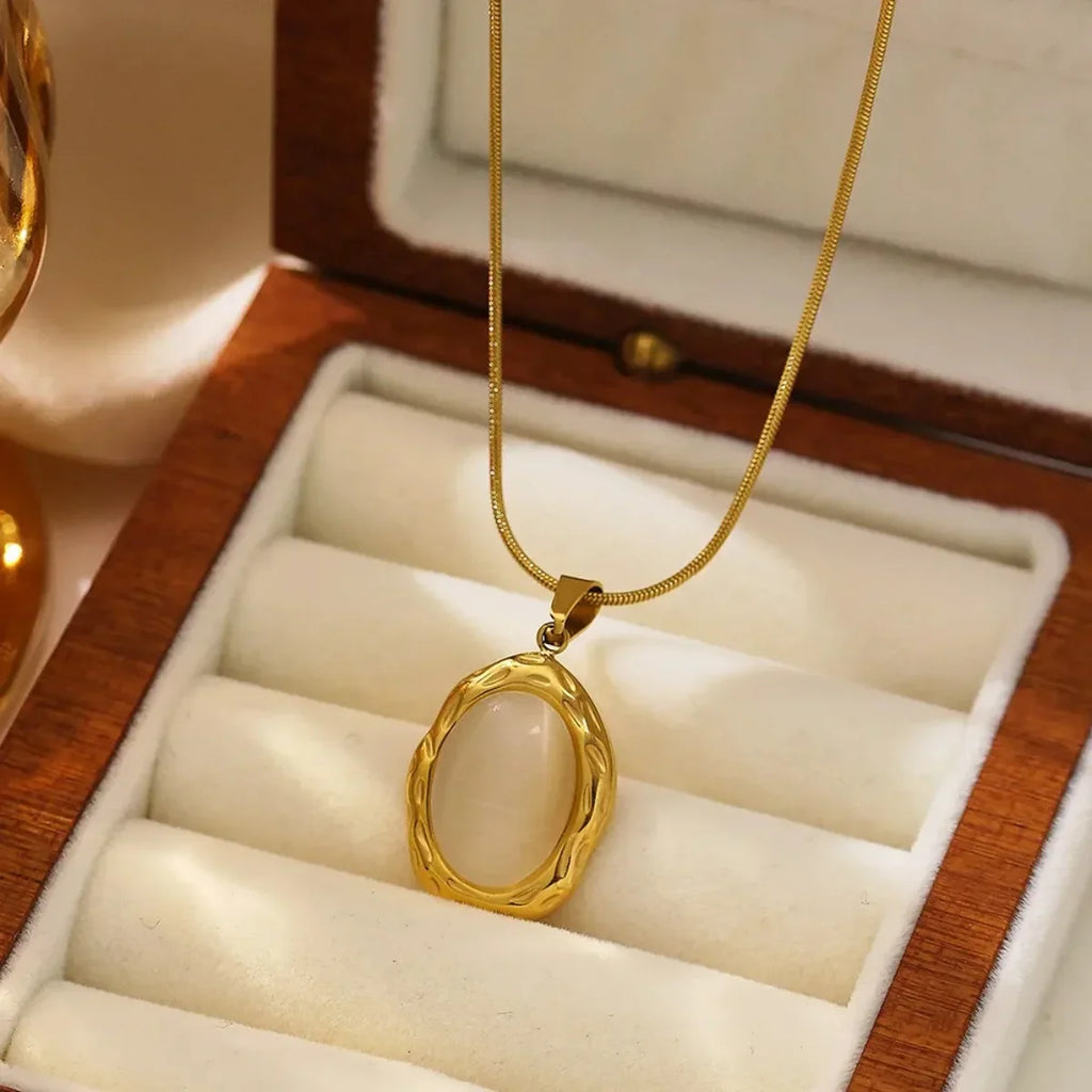 Collier opale œil de chat oval en or