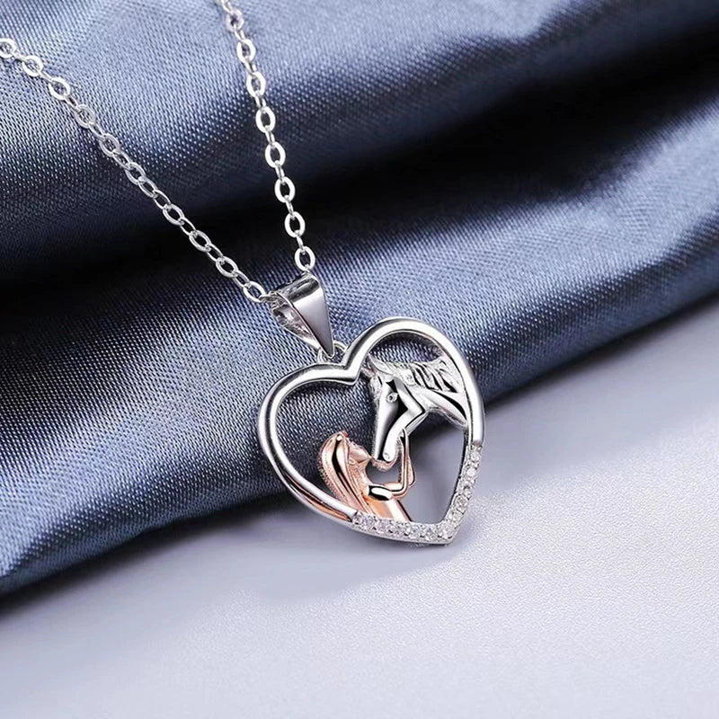 Collier Élégant Hjärta Zircon avec Fille et Cheval