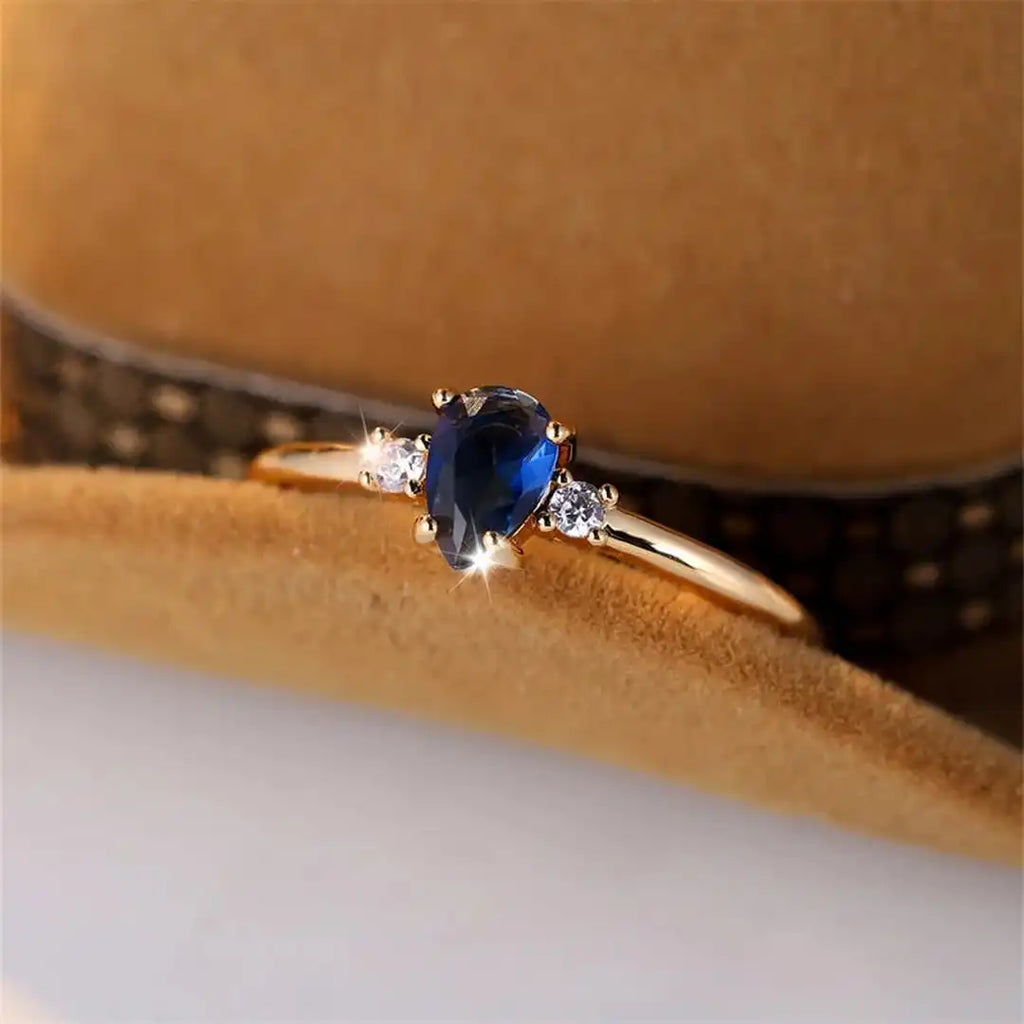 Bague en Saphir Royal en Coupe Poire Minimaliste