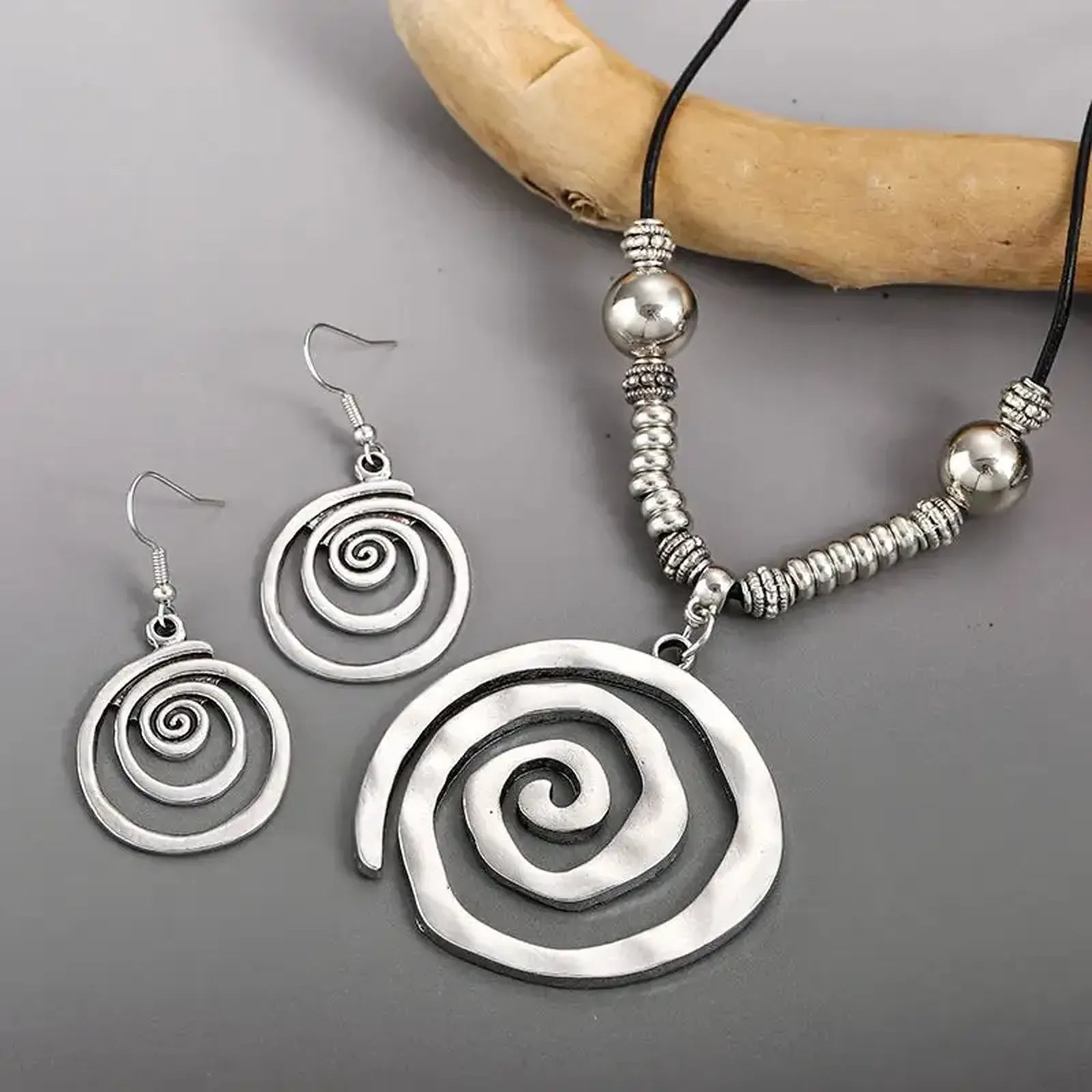 Ensemble de Collier et Boucles d'Oreilles avec Design en Spirale Argentée