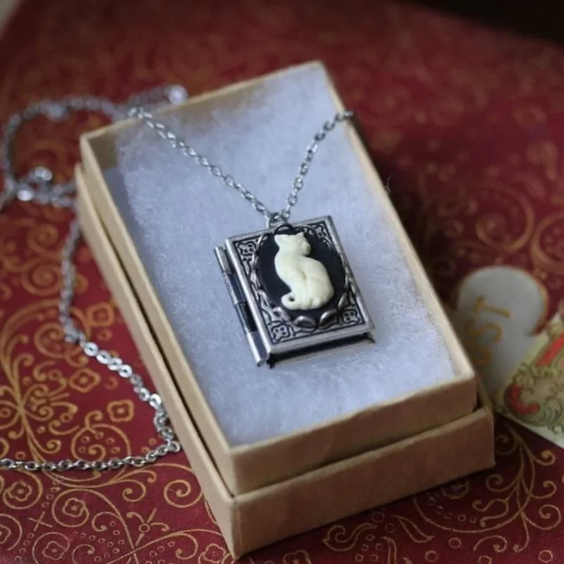 Collier Pendentif Retro Kattbok – Design de Page Rotative