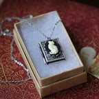 Collier Pendentif Retro Kattbok – Design de Page Rotative