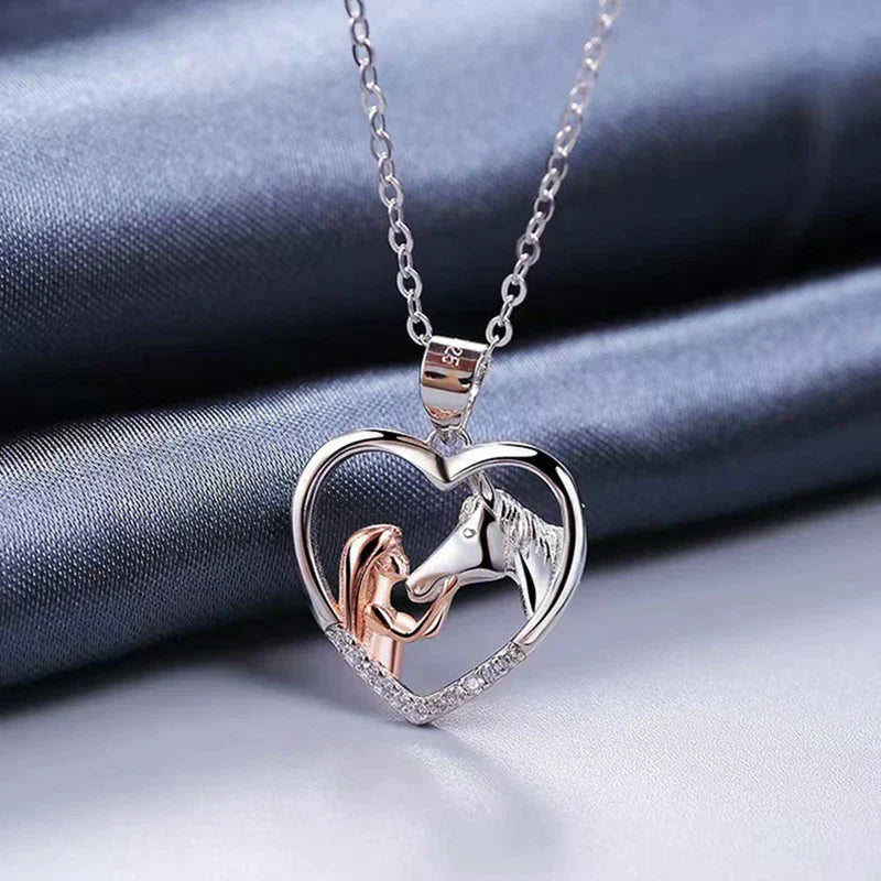 Collier Élégant Hjärta Zircon avec Fille et Cheval