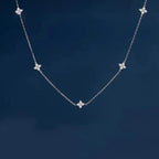 Collier en Zirconium Encastré en Forme de Fleur