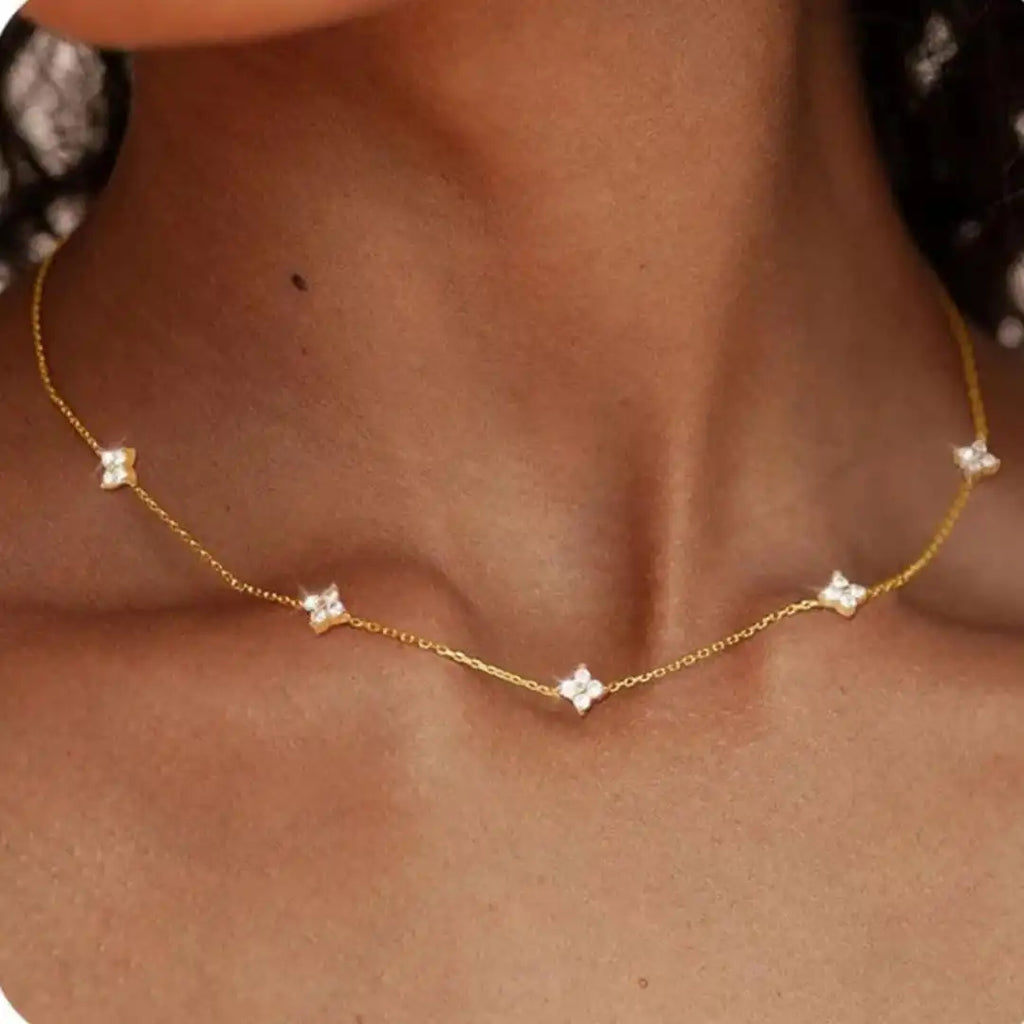 Collier en Zirconium Incrusté en Forme de Fleur
