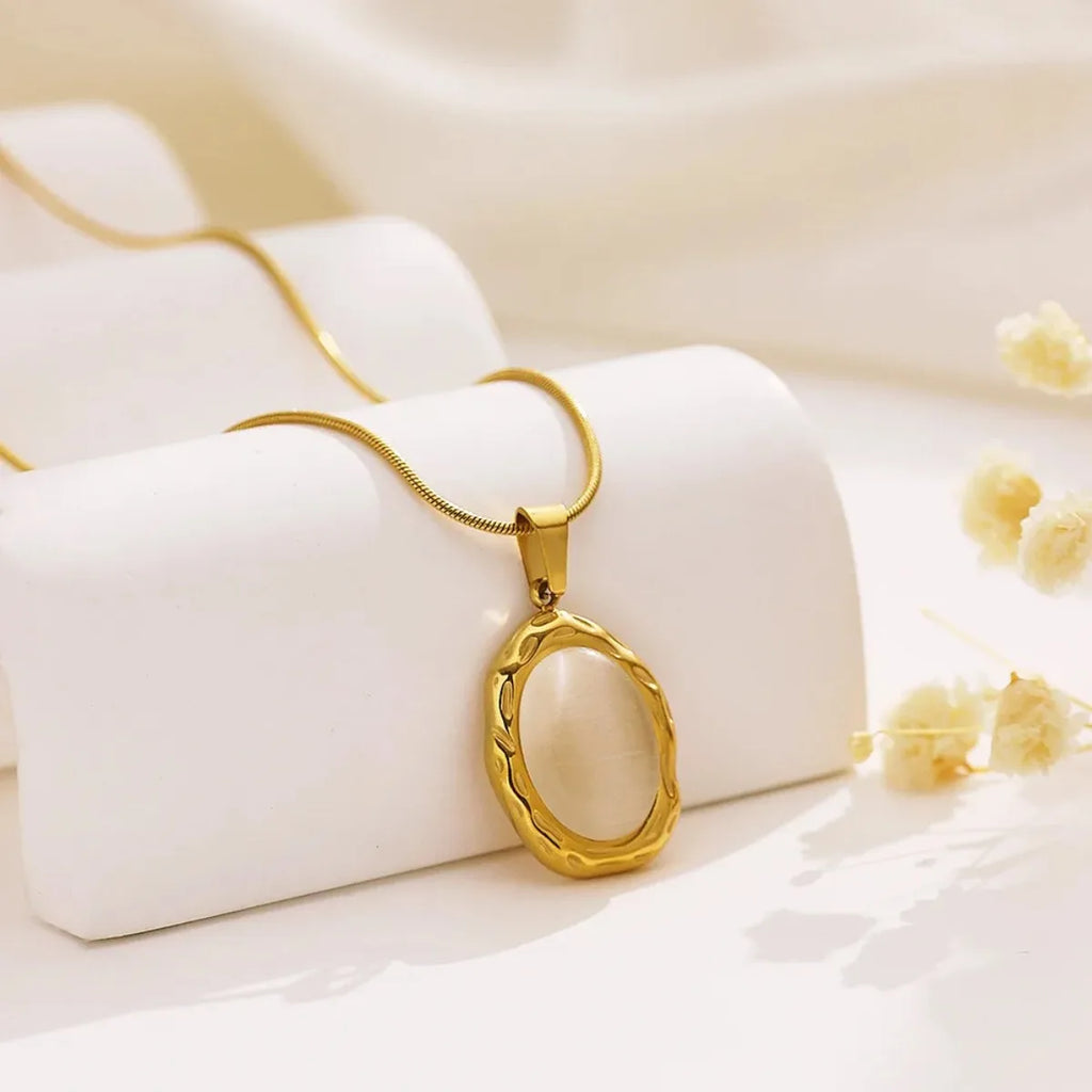 Collier opale œil de chat oval en or