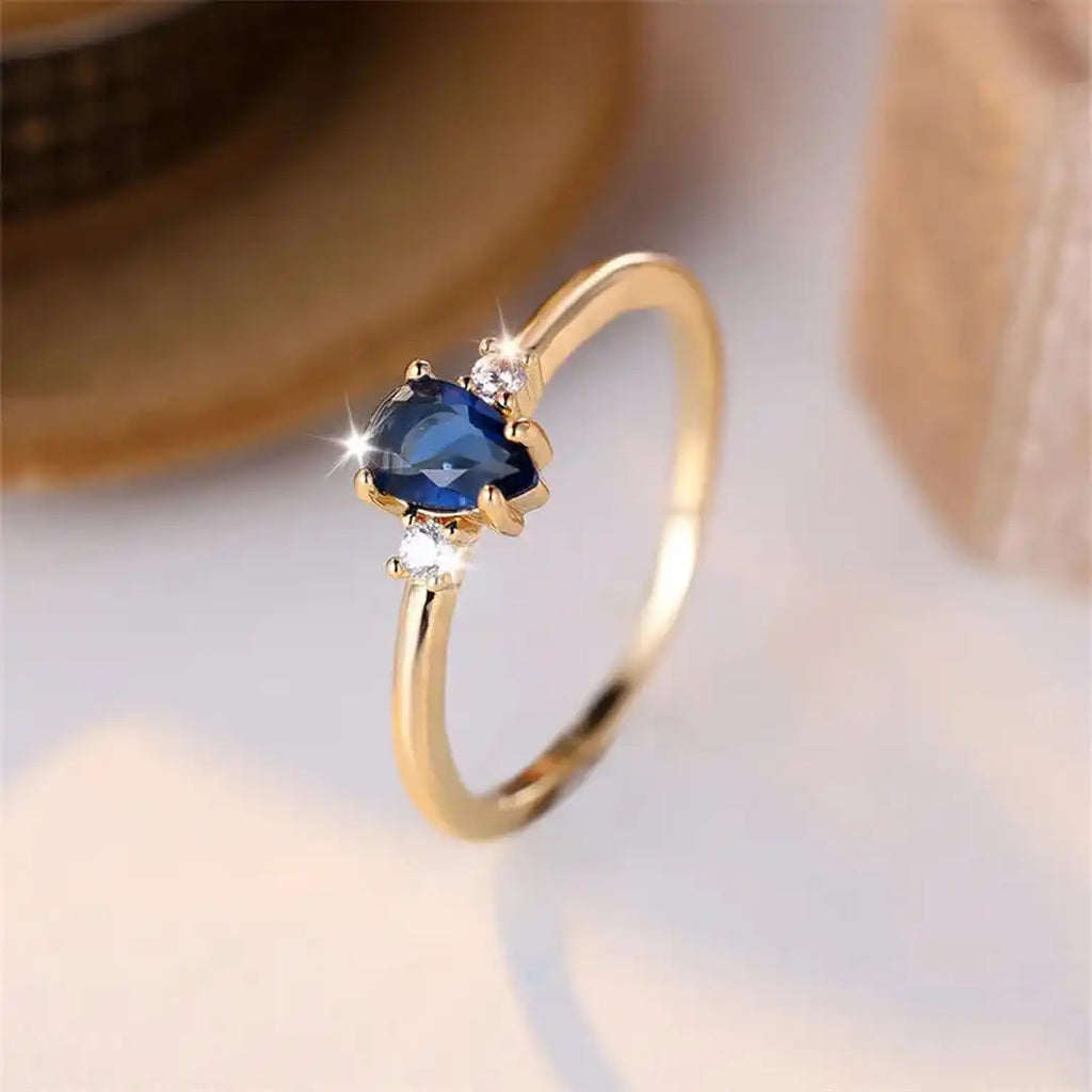 Bague en Saphir Royal en Coupe Poire Minimaliste