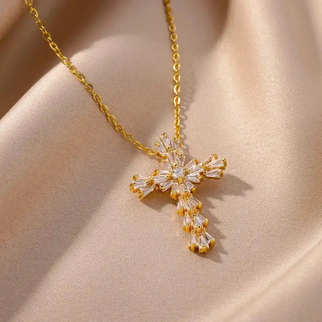 Collier de Croix en Zirconium Argenté Intemporel