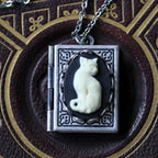 Collier Pendentif Retro Kattbok – Design de Page Rotative