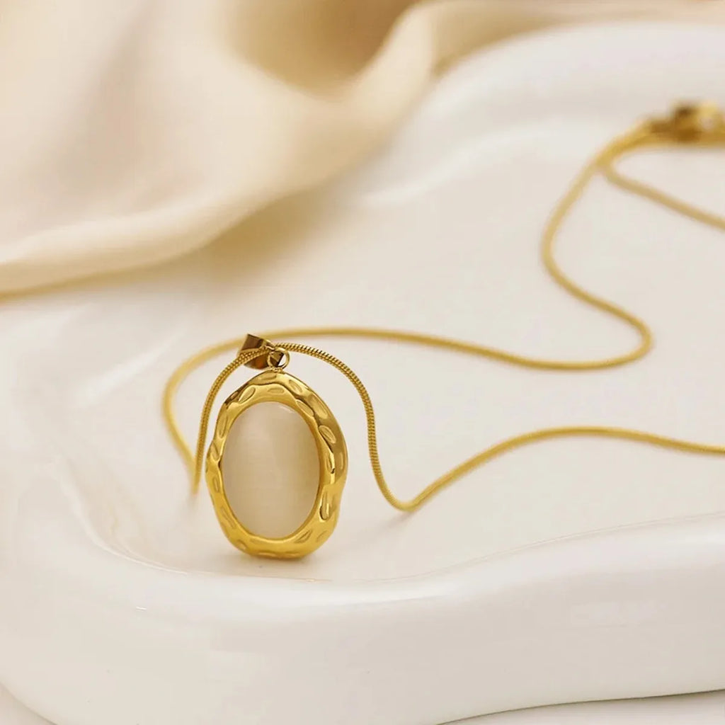 Collier opale œil de chat oval en or