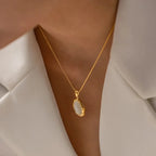 Collier opale œil de chat oval en or