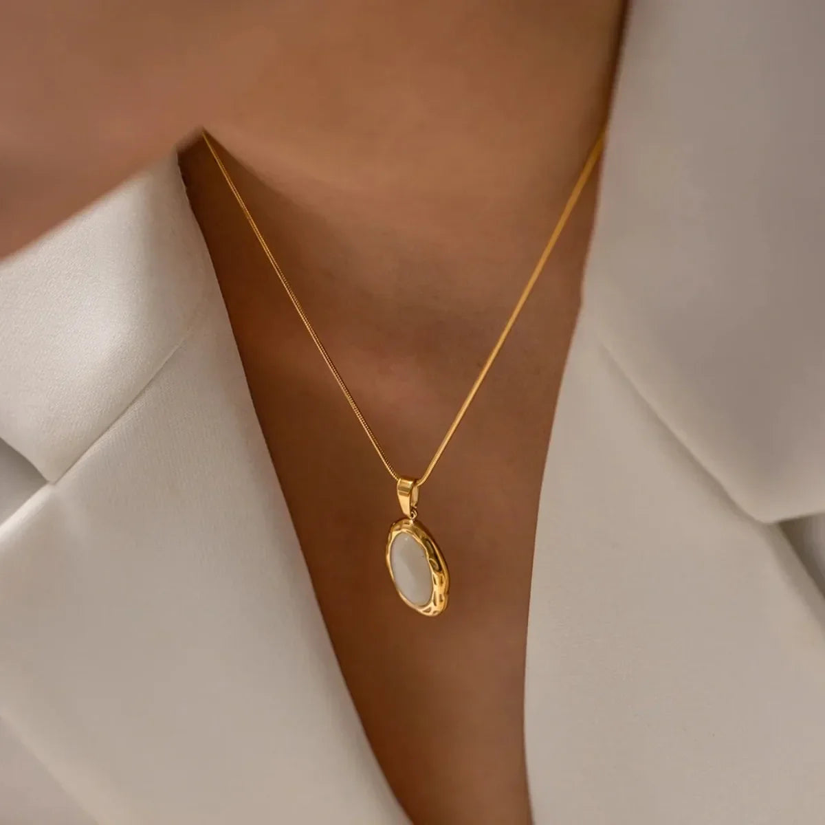 Collier opale œil de chat oval en or