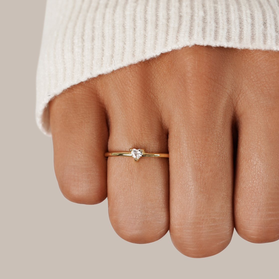 Leonie | Une simple bague en or avec une surface lisse