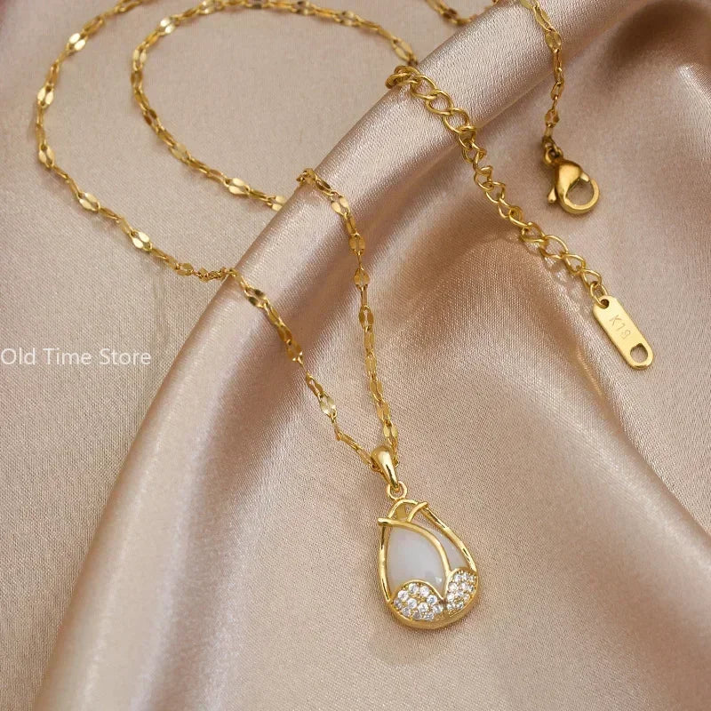 Collier Pendentif en Cristal Rose Élégant en Or