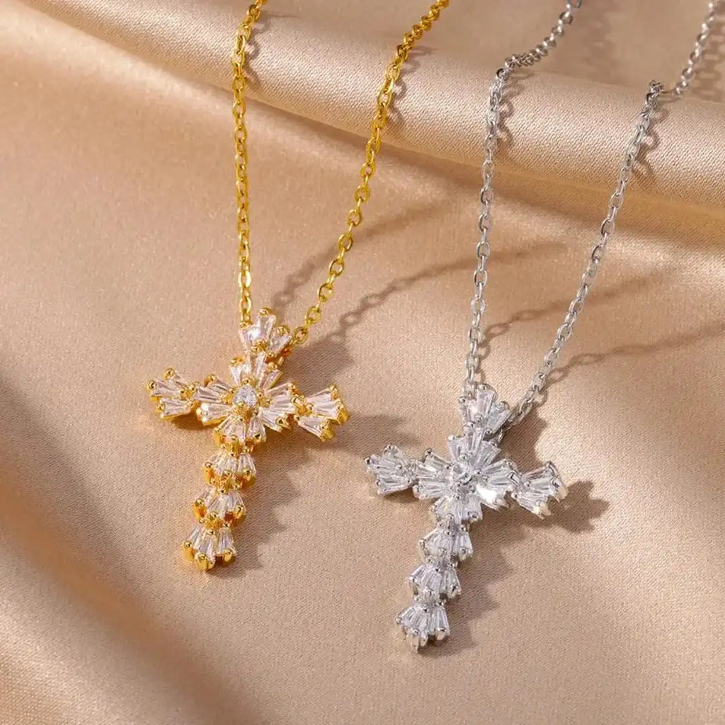 Collier Croix en Zirconium Argenté Intemporel