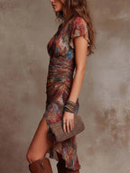 Martina | Robe midi plissée avec décolleté en V, impression d'art abstrait de style bohémien