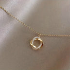 Collier Suspendu Élégant en Or avec Diamants Simulés