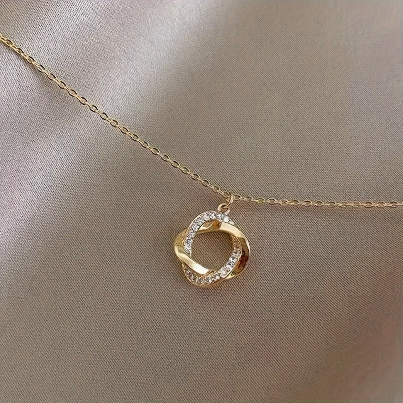 Collier Suspendu Élégant en Or avec Diamants Simulés