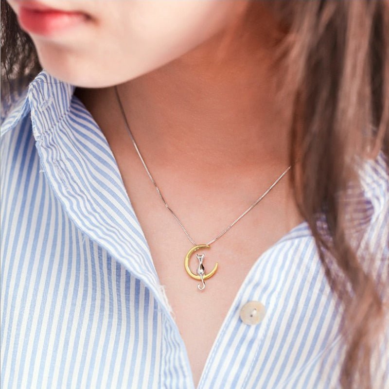 Collier de chat élégant avec croissant et motif de chat