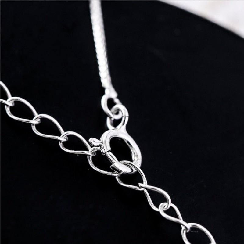 Collier de chat élégant avec croissant et motif de chat