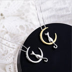 Collier de chat élégant avec croissant et motif de chat