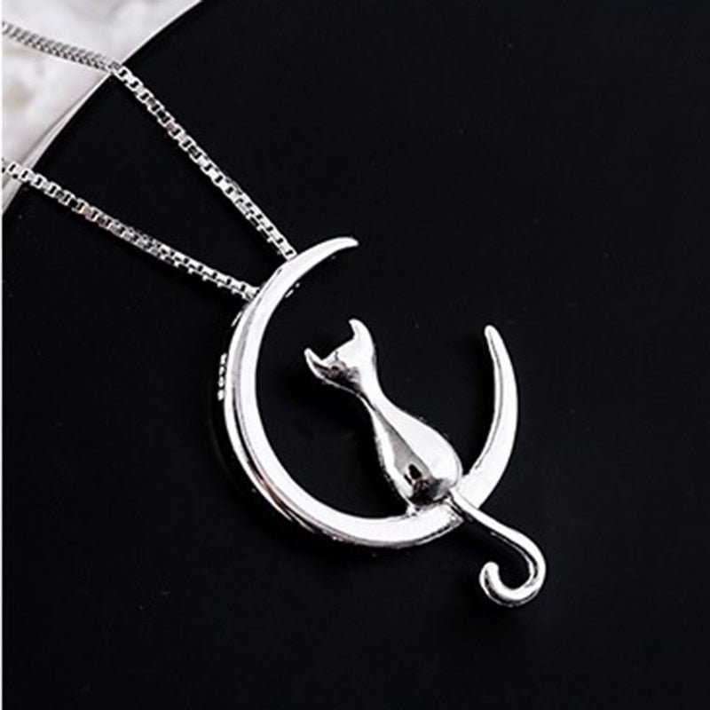 Collier de chat élégant avec croissant et motif de chat