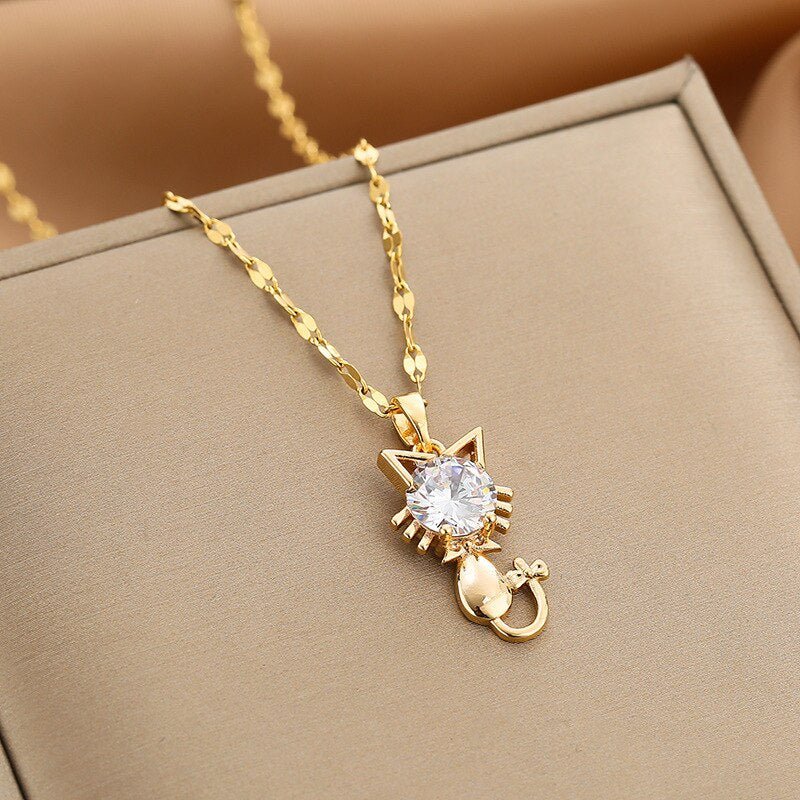 Collier plaqué or avec chat et zircon
