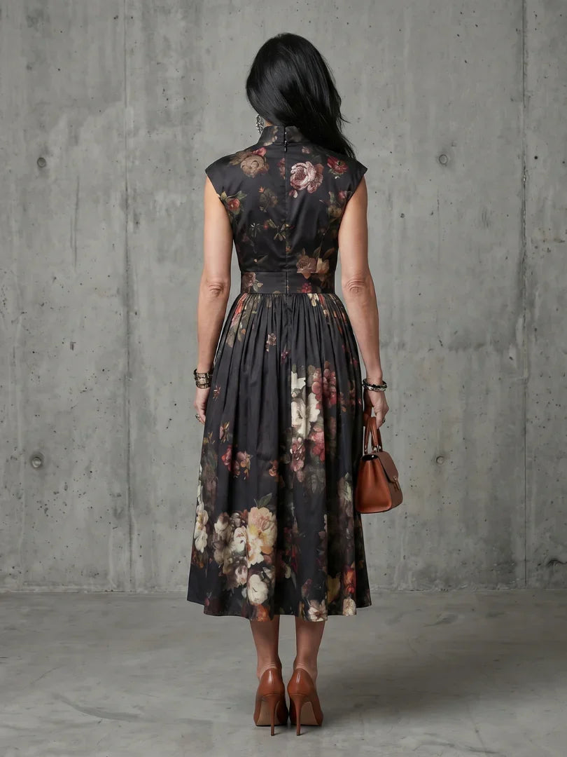 Greta | Robe Midi Plissée à Col Montant et Découpe